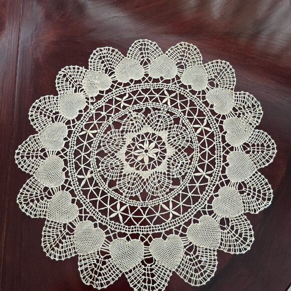 Vintage 1950s  Beige Table Centerpiece Crochet Doily Cluny Bobbin Lace 15 Inch - Picture 3 of 3